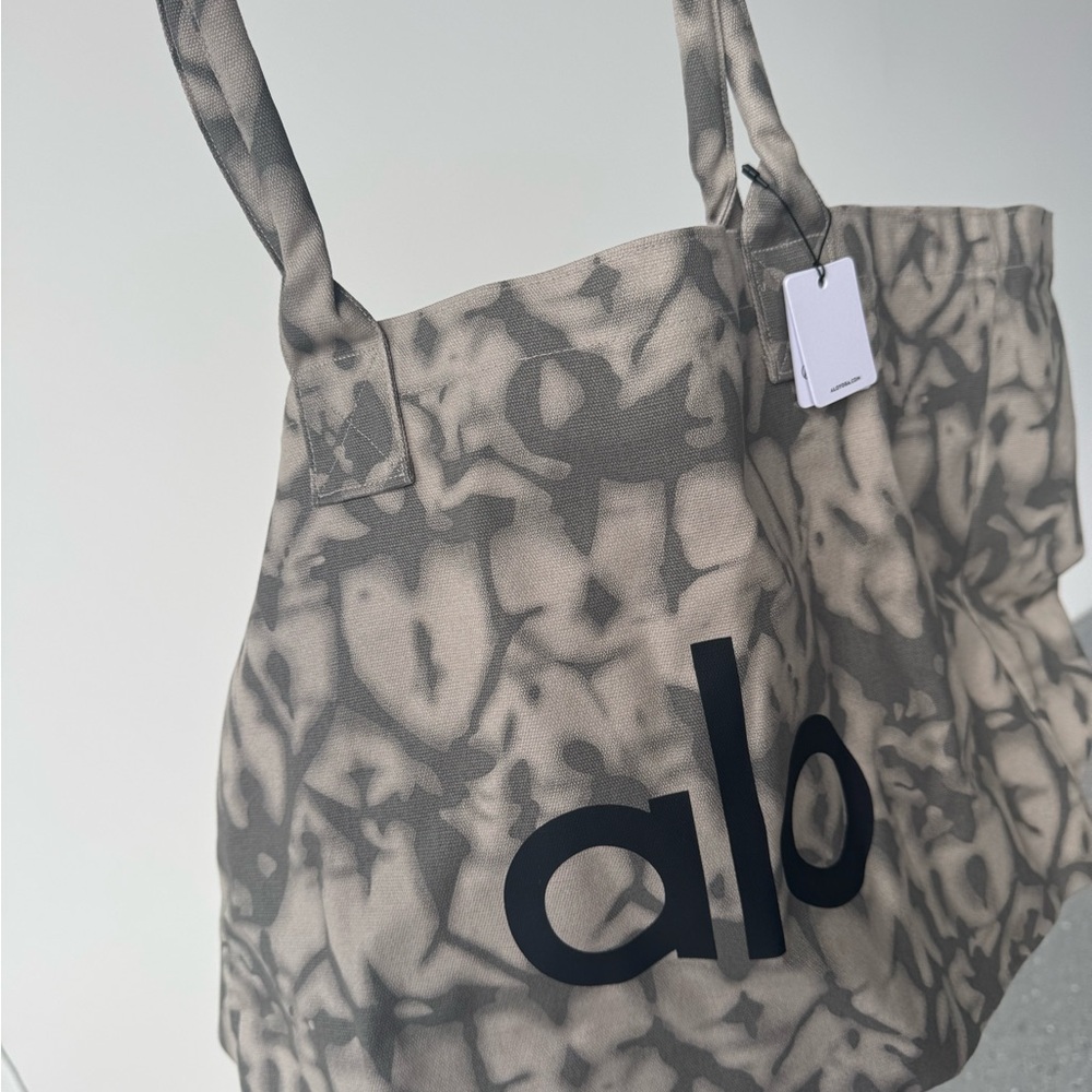 ALO Yoga Tote Bag - new with tags
